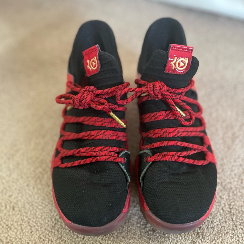 Nike Zoom KD10 LE Grade School
Basketball Shoe